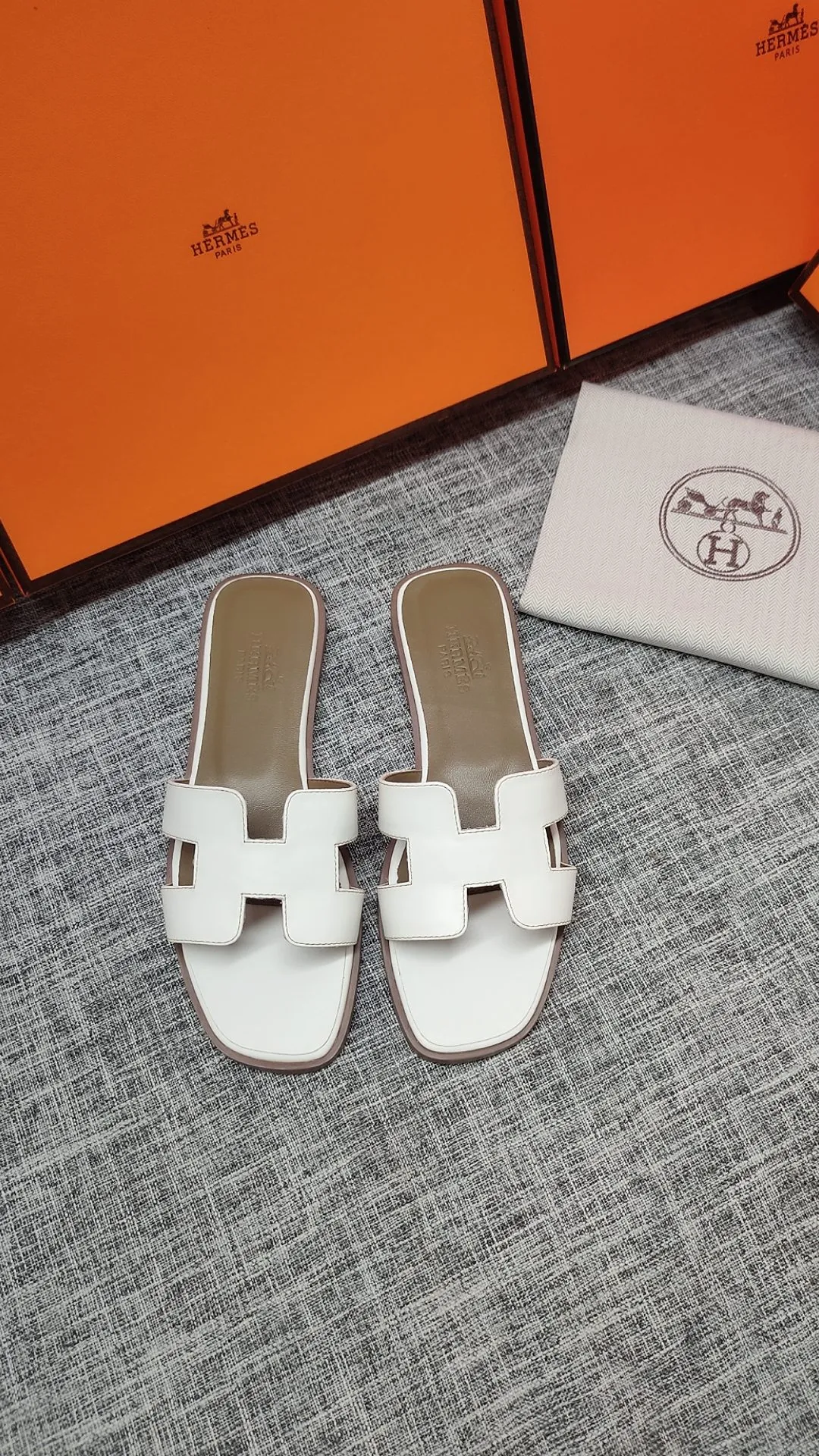 👟👟Ex-factory price 480👟👟 Women's shoe factory Hermes💖The latest official website is updated at the same time. The upgraded version of the high-quality slippers is made 1:1. Fabric: Made of counter cowhide fabric. Inner feet: Customized sheepskin [oversea order. The outsole is made of simulated leather non-slip rubber outsole. Regardless of the version or workmanship, it is the king of rubber soles. Color: black, white, brown. 3 colors in total. Code number 35---40 flat bottom